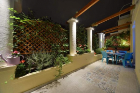  Oasis veranda under columns.Kolonaki embassy area.  Афины